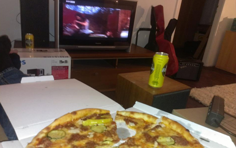 Ausnüchtern mit Pizza und TV